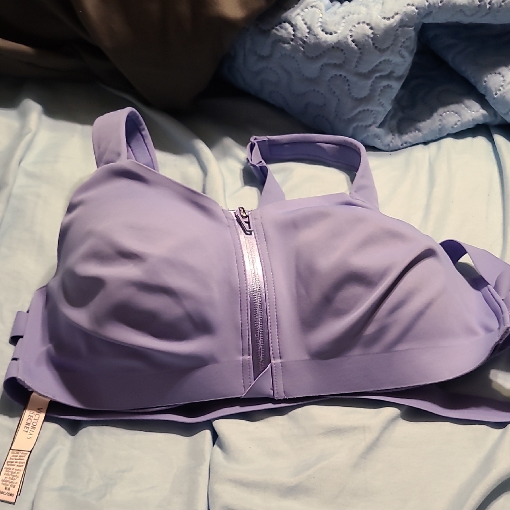 Victoria's Secret Knockout By Victoria's Secret Front Close Sports Bra